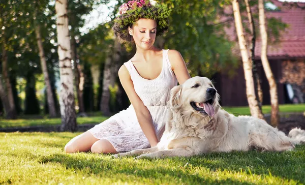 Gülümseyen kadın ile köpek — Stok fotoğraf