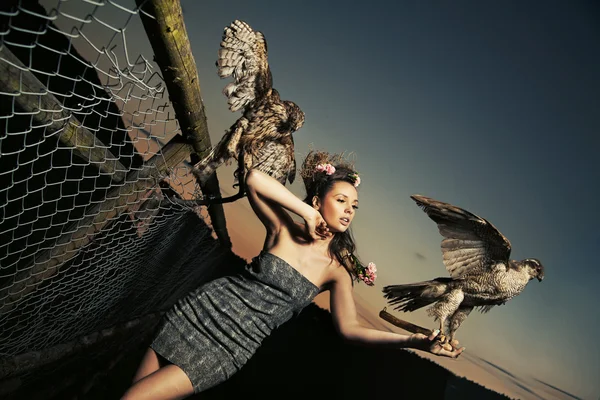 Elegancia dama sosteniendo águilas —  Fotos de Stock