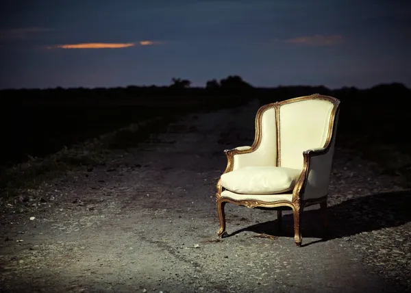 Cadeira antiga deixada na estrada — Fotografia de Stock