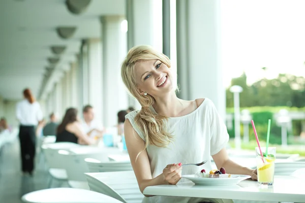 Jovencita sonriente — Foto de Stock