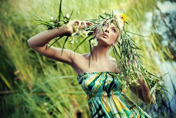 Ritratto in stile natura di una giovane donna — Foto Stock