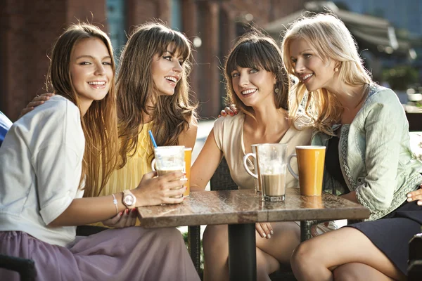 Группа женщин в кофейне — стоковое фото