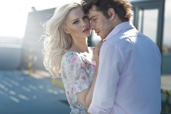 Jovem casal posando em cenário urbano — Fotografia de Stock