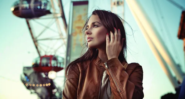 Ellegant vrouw in lunapark — Stockfoto