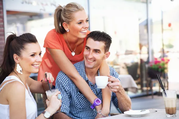 Pareja con un amigo durante el almuerzo — Foto de Stock