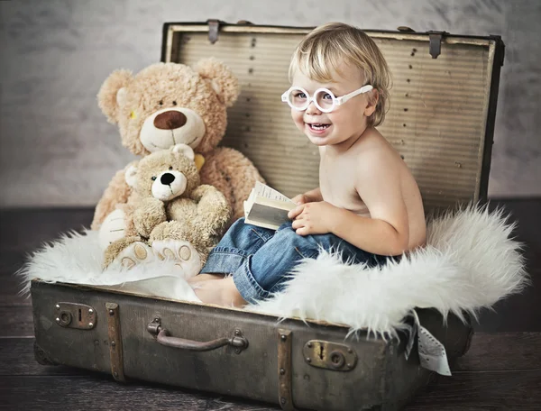 Imagem engraçada de menino na mala — Fotografia de Stock