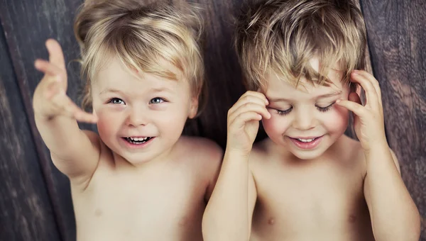 Двоє маленьких хлопчиків посміхаються до камери — стокове фото