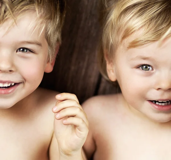 Lächelnde Kinder — Stockfoto