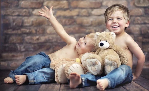 Dois irmãos felizes brincando de brinquedos — Fotografia de Stock