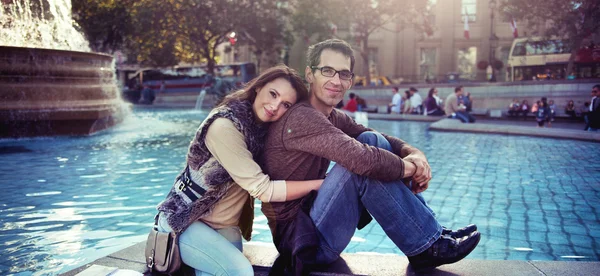 Casal feliz desfrutando de tempo livre — Fotografia de Stock