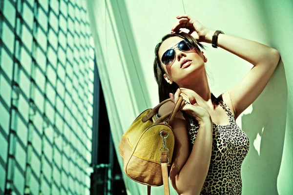 Mulher atraente posando no edifício moderno — Fotografia de Stock