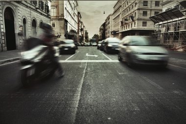 İtalyan şehir trafiğinde inanılmaz görünümü