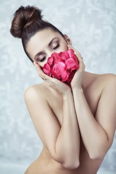 花弁のマスクを持つ裸の女性 — ストック写真