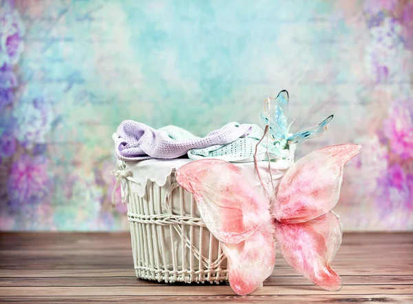 Small wicker basket with colorful background — Stock Photo, Image