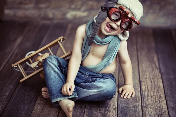 Menino pequeno brincando — Fotografia de Stock