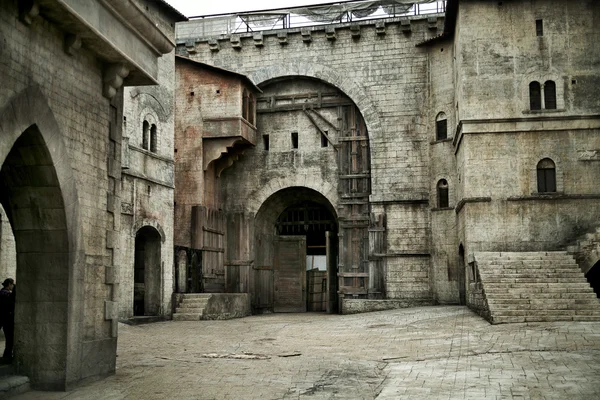 Castelo medieval na cidade europeia — Fotografia de Stock