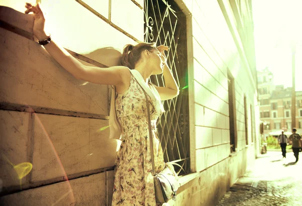 Señora atractiva tomando el sol —  Fotos de Stock