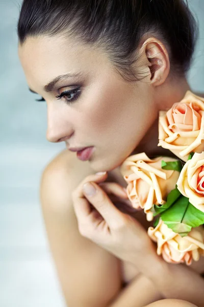 Молодая леди держит розы Стоковое Фото