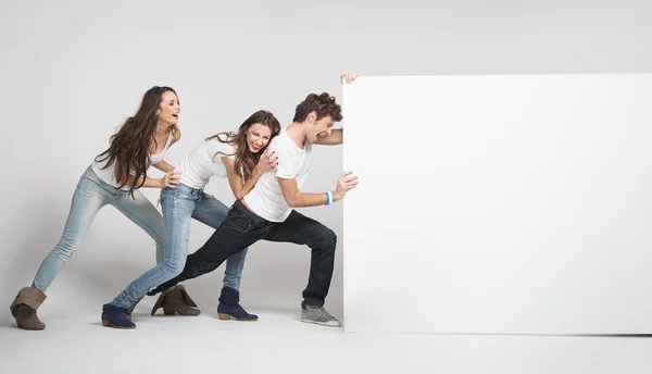 Genç iterek beyaz tahta — Stok fotoğraf