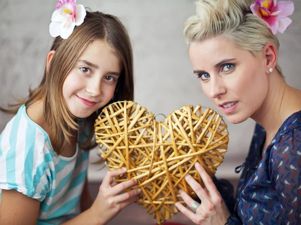 Madre e hija manteniendo el corazón de juguete —  Fotos de Stock