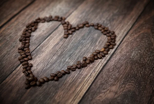 Photo présentant un cœur parfumé composé de grains de café — Photo