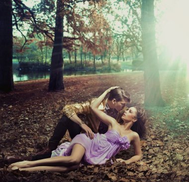 sonbaharda yalan sevgi dolu iki yaprakları