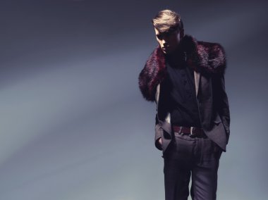 sonbahar moda gösterilen sevimli adamı