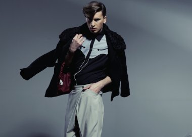 yakışıklı bir delikanlı ile sıradışı saç kesimi