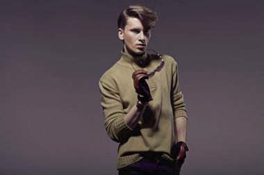 şık saç kesimi ile zarif yakışıklı delikanlı