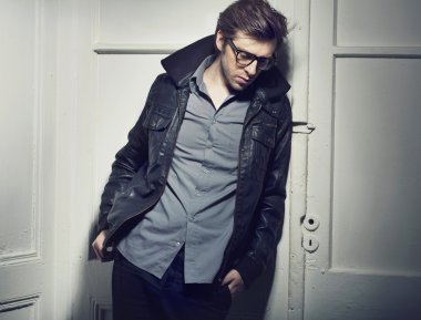 sessiz üzgün adam kafa dolu düşünceler ile