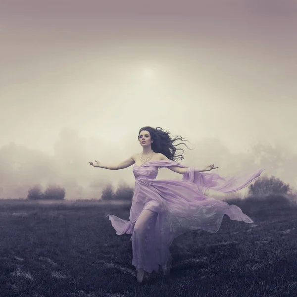 Portret van vrouw lopen over het veld — Stockfoto