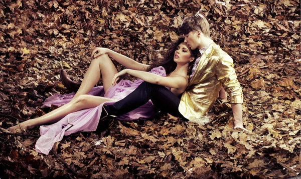 Pareja joven relajándose durante un otoño — Foto de Stock