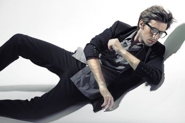 handosme model giyen moda giysiler