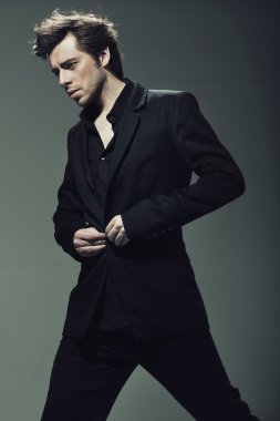 Seguro joven vistiendo traje