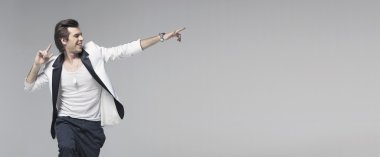 iyimser adam kendisiyle dans