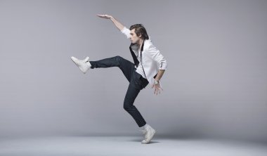 yakışıklı bir adam acrobating poz