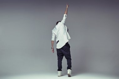 zafer jest şık bir adam