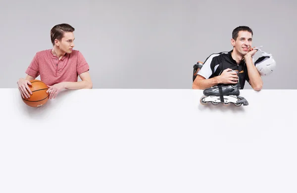 Dois amigos se preparando para o treinamento — Fotografia de Stock