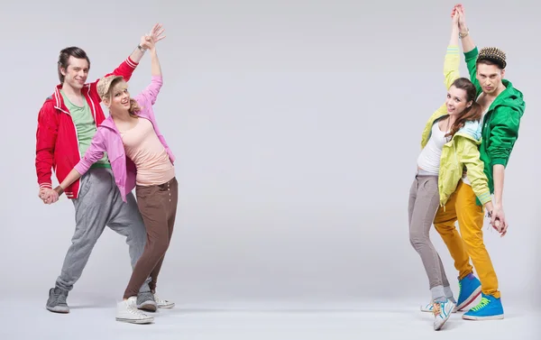 Dos parejas de hip hop bailan y sonríen —  Fotos de Stock