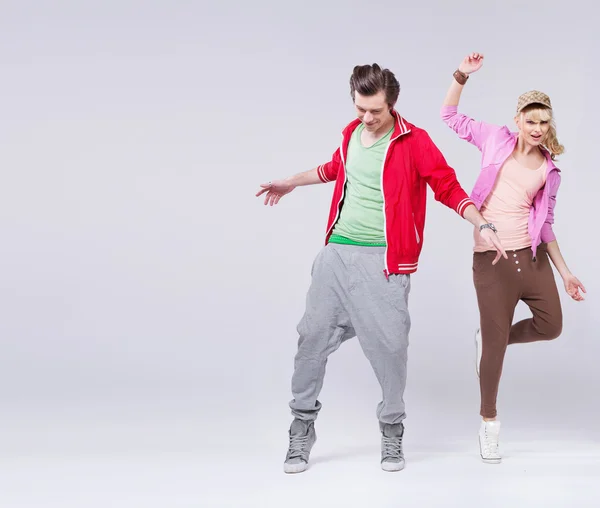 Couple détendu d'adolescents en pose de danse — Photo