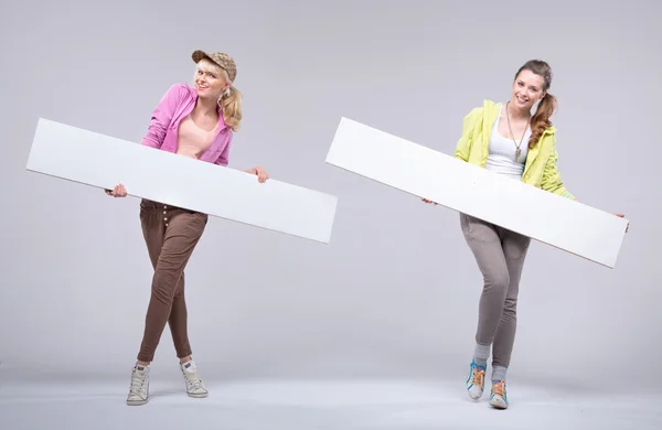 Dos amigas felices y relajadas con tablas blancas —  Fotos de Stock