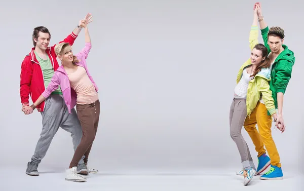 Dois casais de hip-hop dançam e sorriem Imagens De Bancos De Imagens