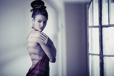 çekici esmer giymiş şık elbise