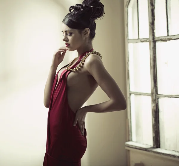 Femme brune élégante avec coupe de cheveux de chignon — Photo