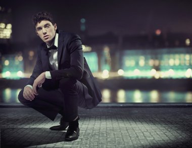 büyük smokin ile yakışıklı genç