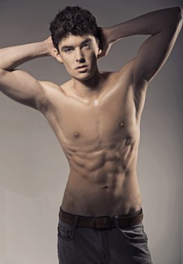 genç yakışıklı sporcu güzel poz