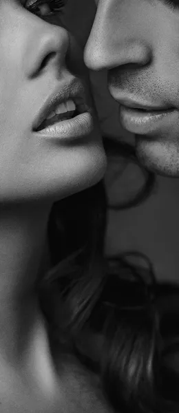 Gran plano de caras y labios sensuales de pareja — Foto de Stock