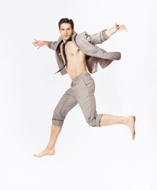 Takım elbiseli yakışıklı adam beyaz bir arka planda izole edilmiş.