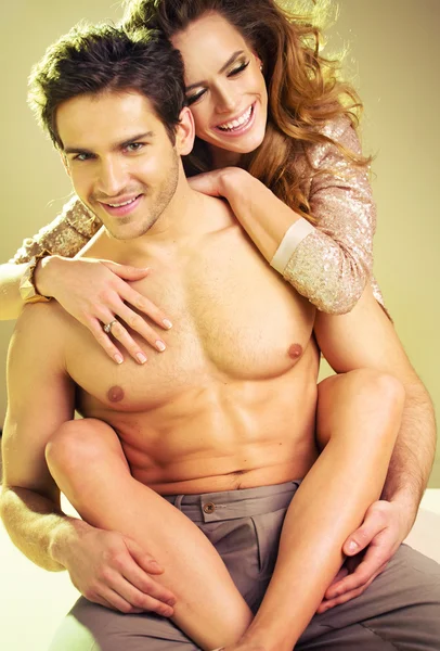 Muscular cara carrega sua linda namorada — Fotografia de Stock