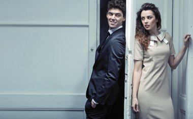 Kız arkadaşına gülümseyen yakışıklı adam